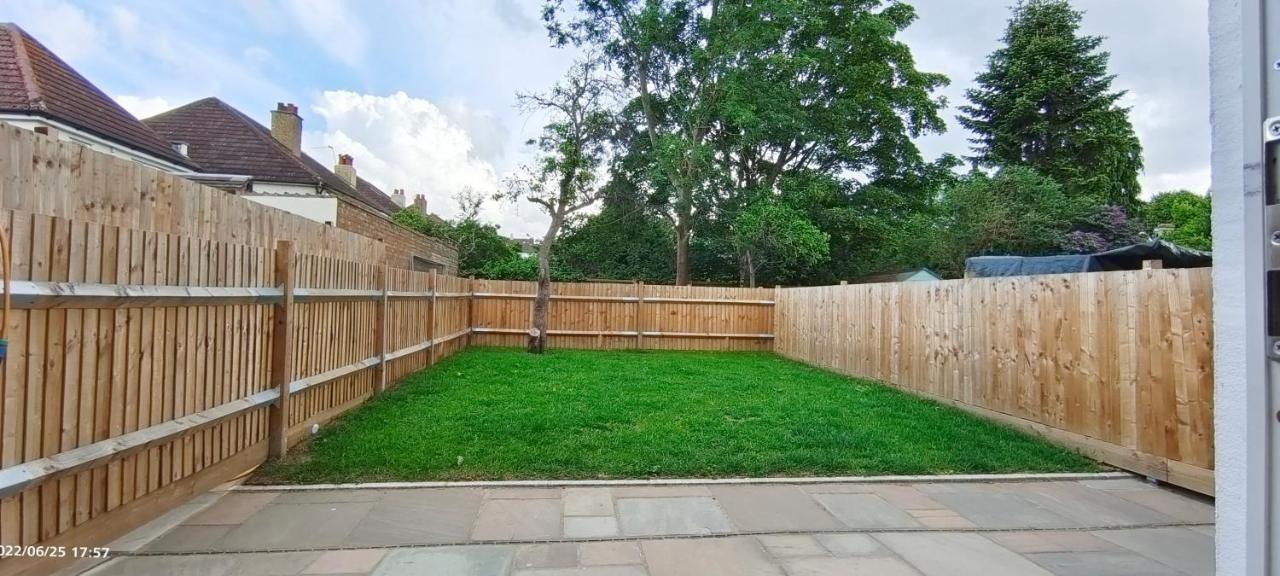 Phlox Garden Apartment Sutton  Exterior photo